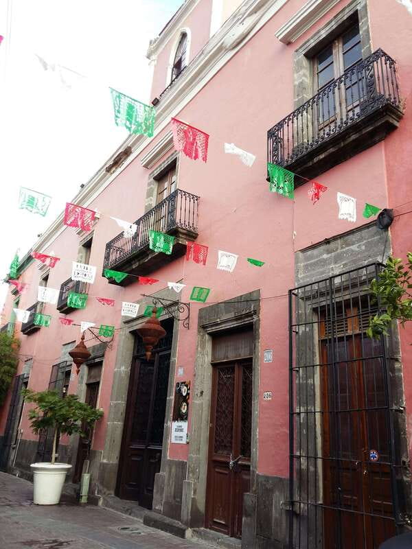 Tlaquepaque Magic Town: Artisans, Traditions, Architecture - Mariachi, folkloric dance, and Jalisco traditions