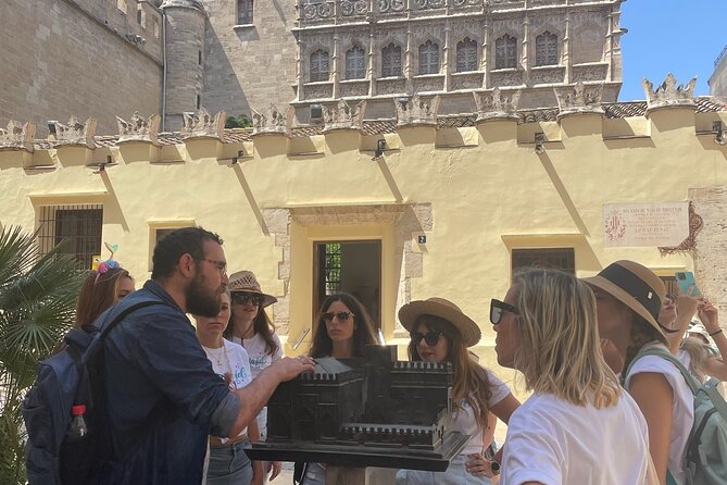 Valencia: Art & Architecture Guided Tour with Monuments Tickets - Plaça de la Mare de Déu and the final view