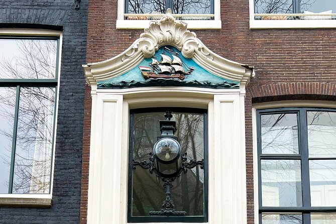 Walking Tour about Golden Age Architecture, private local guide - Torensluis, crooked houses, and four façade styles