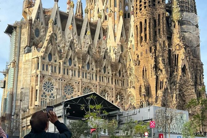 Wonders of Gaudi: Park Guell & Sagrada Familia Private Tour - Sagrada Família: a basilica that rewards patient looking